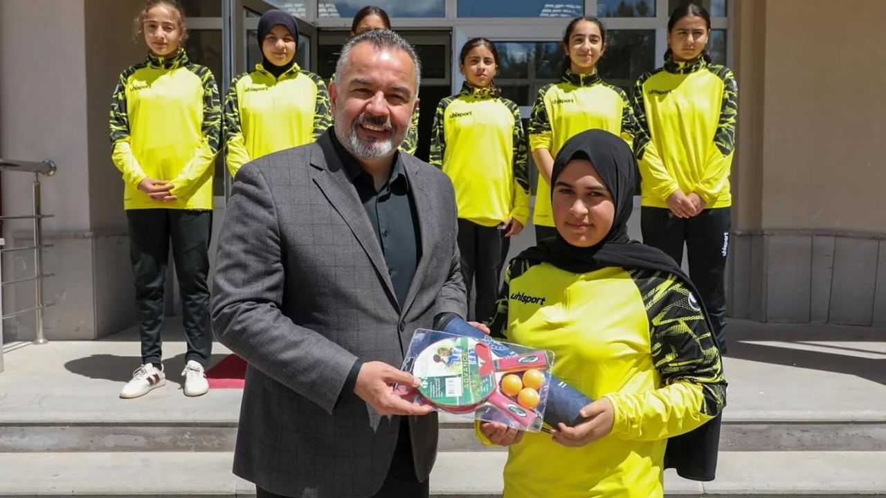 Sivas'ta okul sporlarına malzeme desteği: Yıldızeli Zeki-Seyfi Şahin Ortaokulu'na teslim
