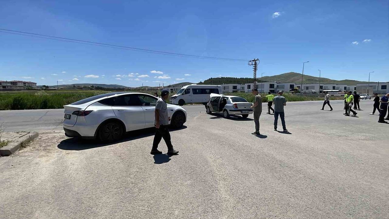 Sivas'ta otomobiller çarpıştı: 3 yaralı