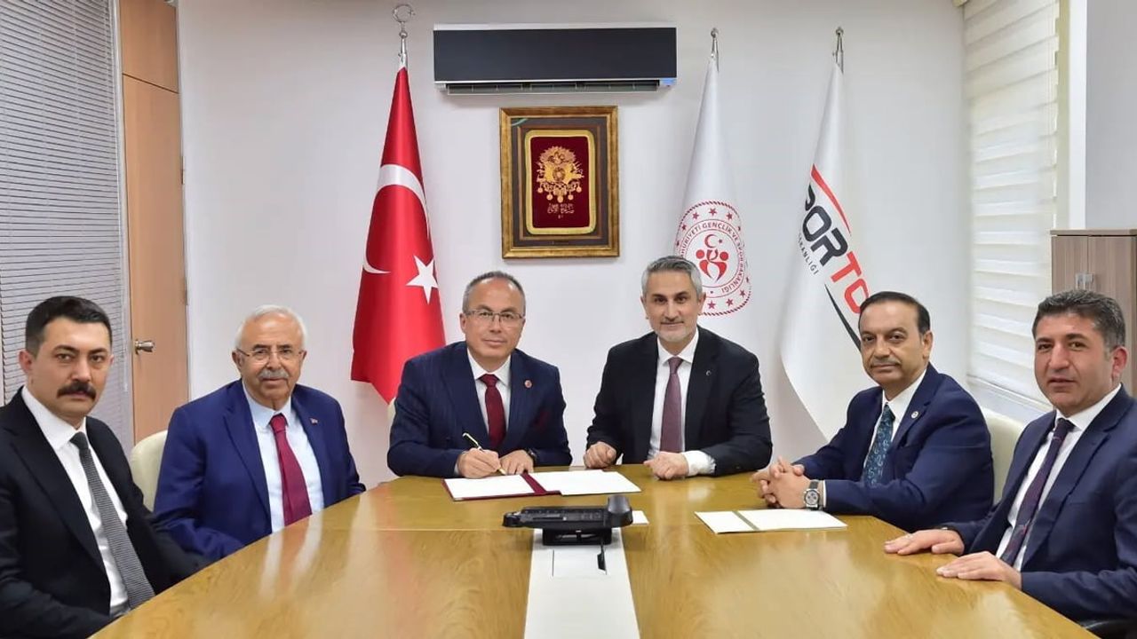 Sivas’ta spor yatırımları sürüyor: Zara'ya yarı olimpik yüzme havuzu protokolü