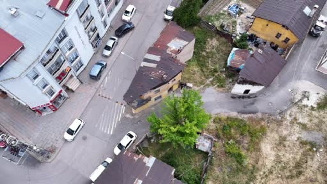 Sivas'ta Titanik'i andıran iki katlı ev mahalle ilgisini çekiyor