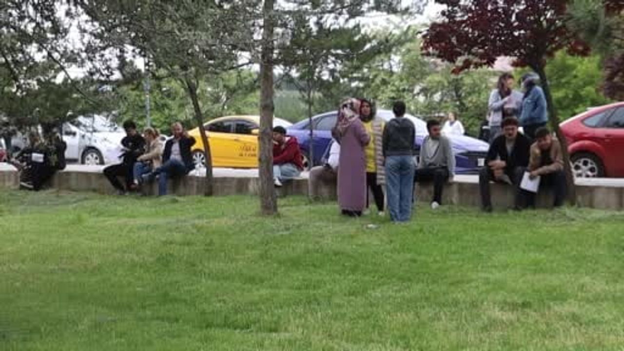 Sivas'ta yeğenlerini beklemek için okul bahçesine çadır kurdu