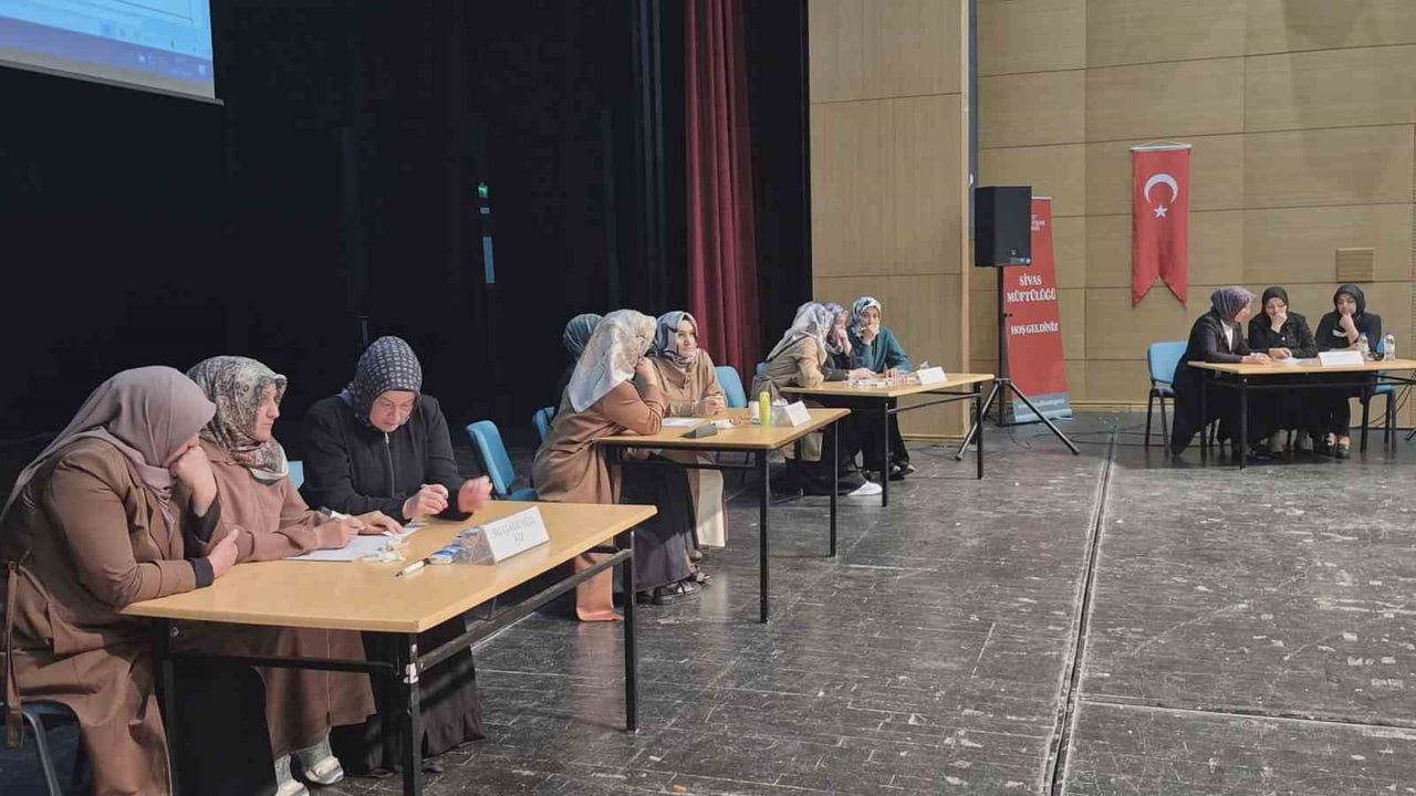 Sivas'ta yetişkin Kur'an kursları arasında temel dini bilgiler yarışması finali: Yavuz Selim Camisi birinci