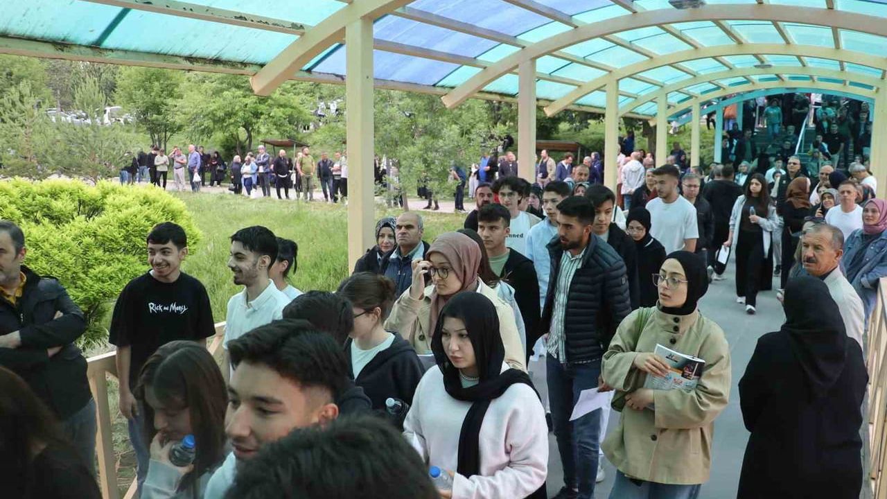 Sivas'ta YKS adayının inci kolyesi çıkarılamayınca çakıyla kesildi