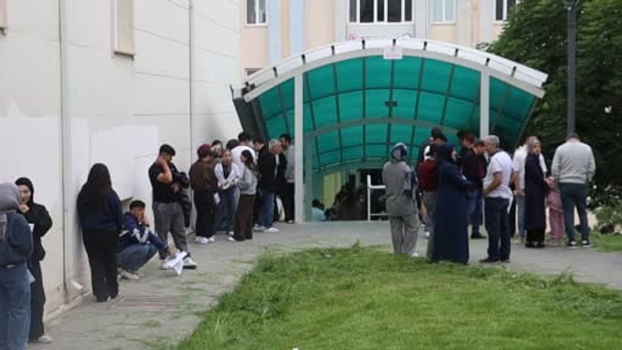 Sivas'ta YKS'ye giren aday inci kolyeyi çıkaramayınca çakıyla kestirildi