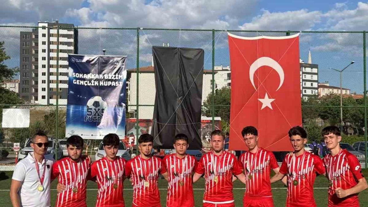 Sivas temsilcisi Kayseri'de 5x5 İç Anadolu bölge müsabakalarında şampiyon oldu