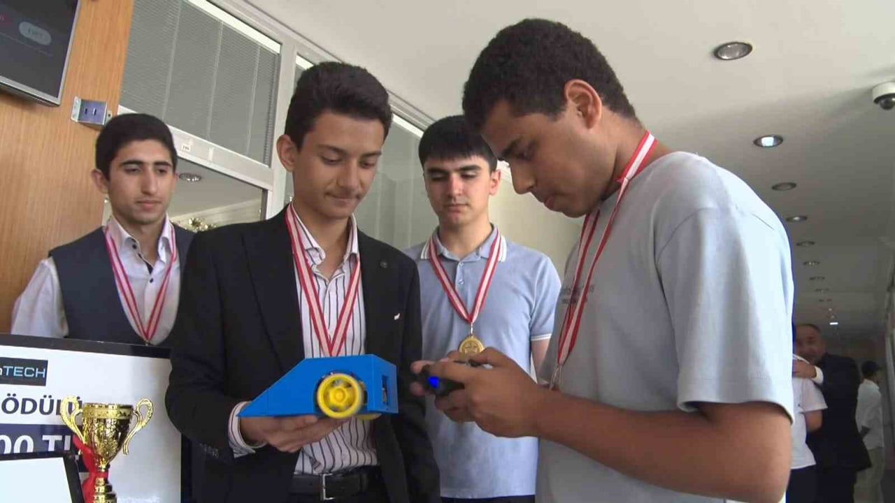 Sivaslı öğrenciler FenTech 2026'da geliştirdikleri robotlarla Türkiye şampiyonu oldu