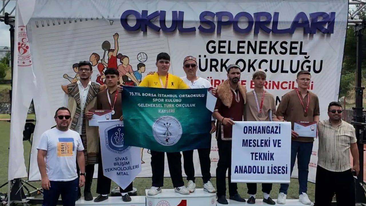 Sivaslı okçu Düzce'de düzenlenen şampiyonada Türkiye ikincisi