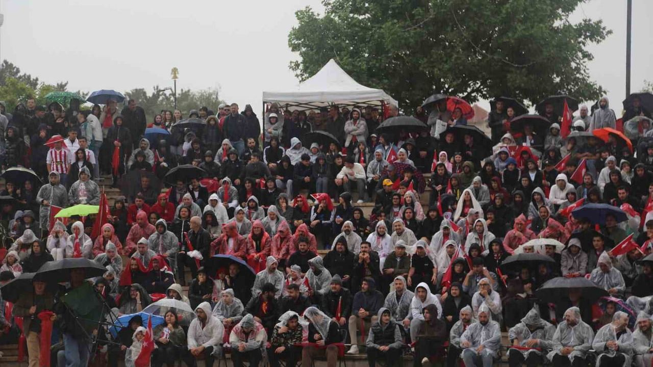 Sivaslılar yağmura rağmen Buruciye Medresesi önünde A Milli Takımı destekledi