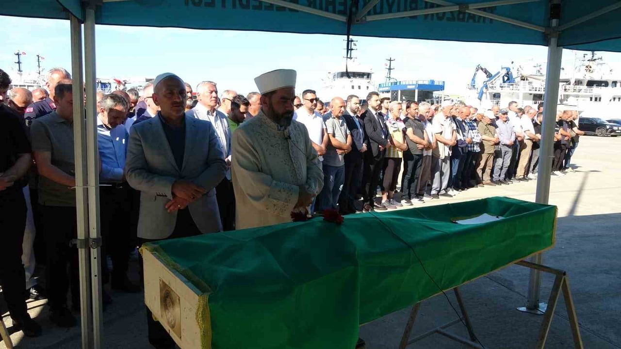 Sivastopol Açıklarındaki Saldırıda Ölen Trabzonlu Balıkçı Cüneyt Varlık Memleketinde Toprağa Verildi