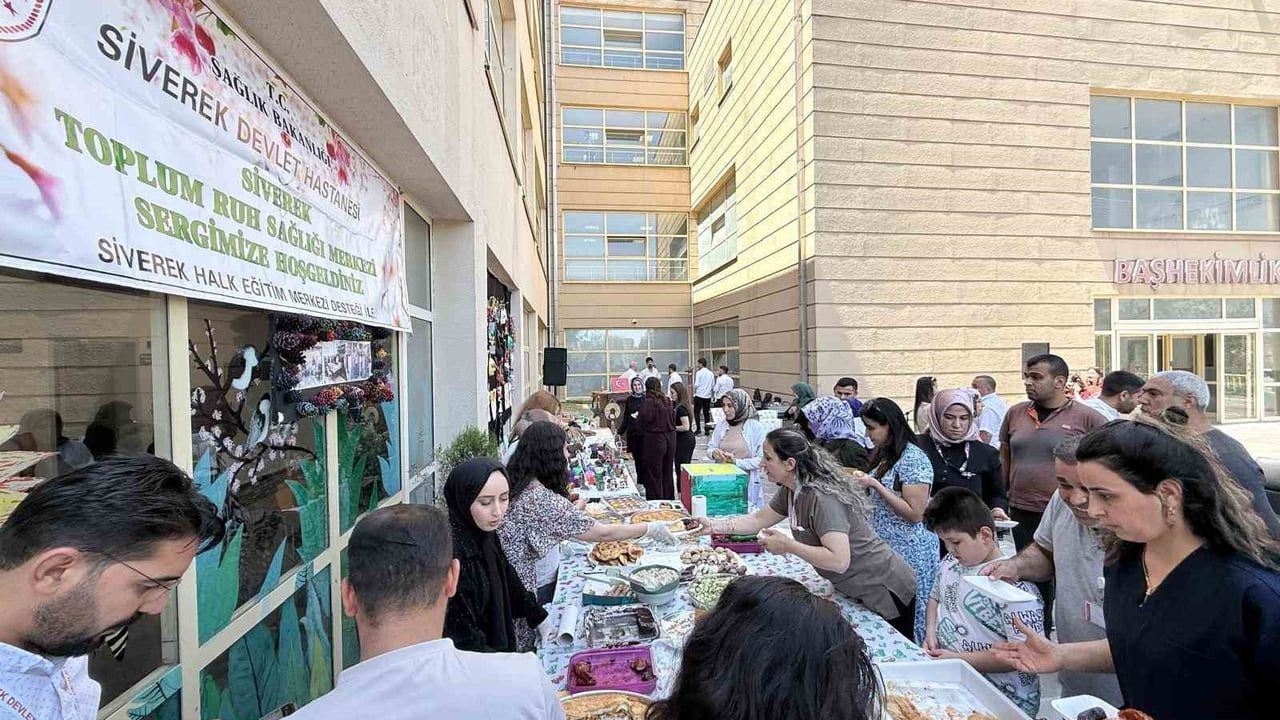Siverek Devlet Hastanesi'nde ruh sağlığı hastalarının el emeği ürünleri sergilendi