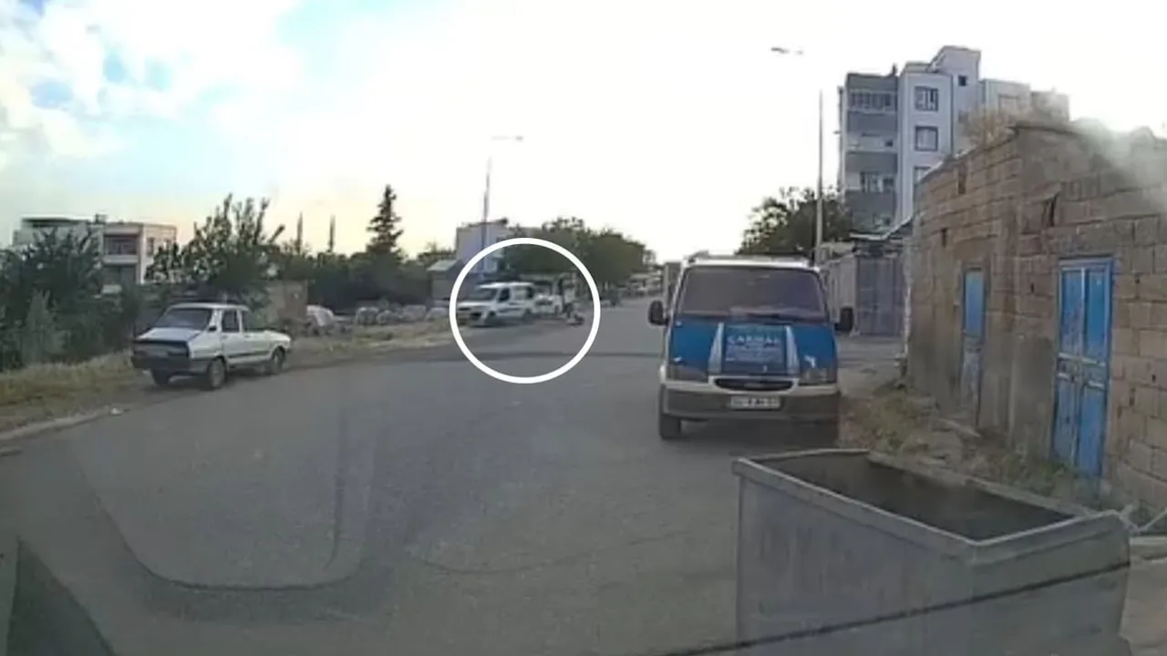 Siverek'te hafif ticari aracın çarptığı bisikletli çocuk yaralandı — Kaza anı araç kamerasında