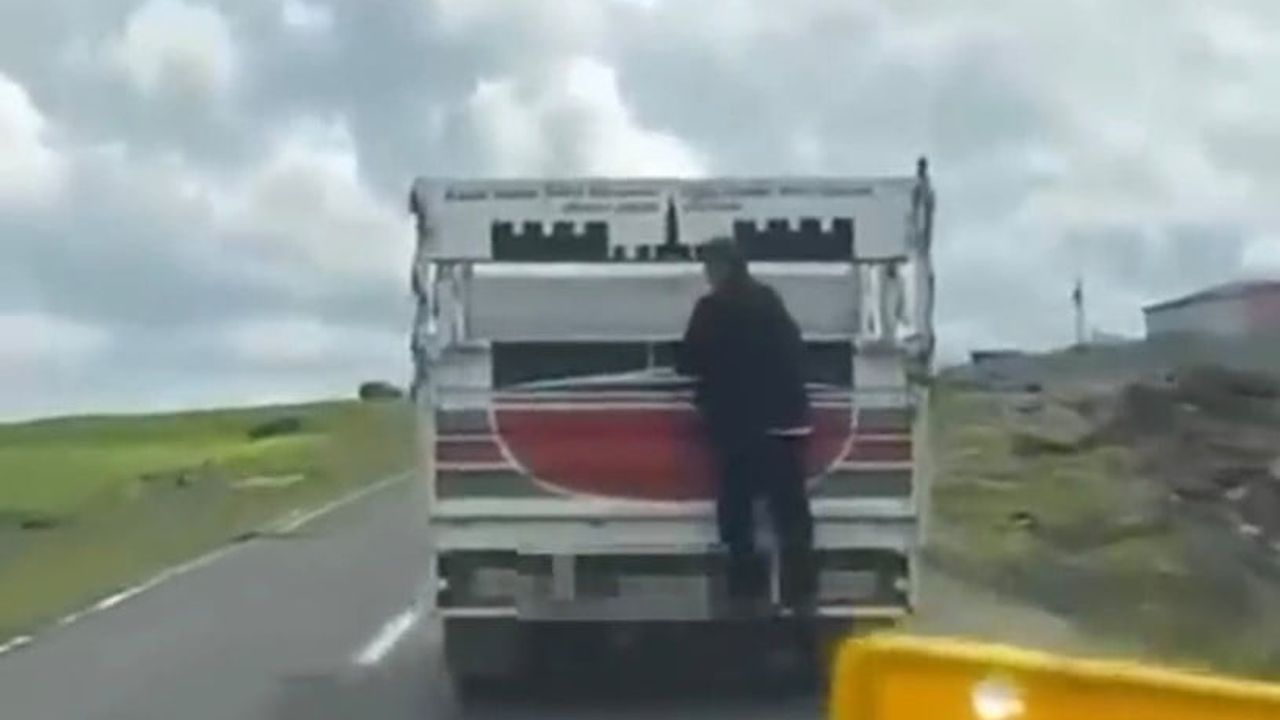Siverek'te kamyonetin arkasına tutunarak kilometrelerce yol aldı