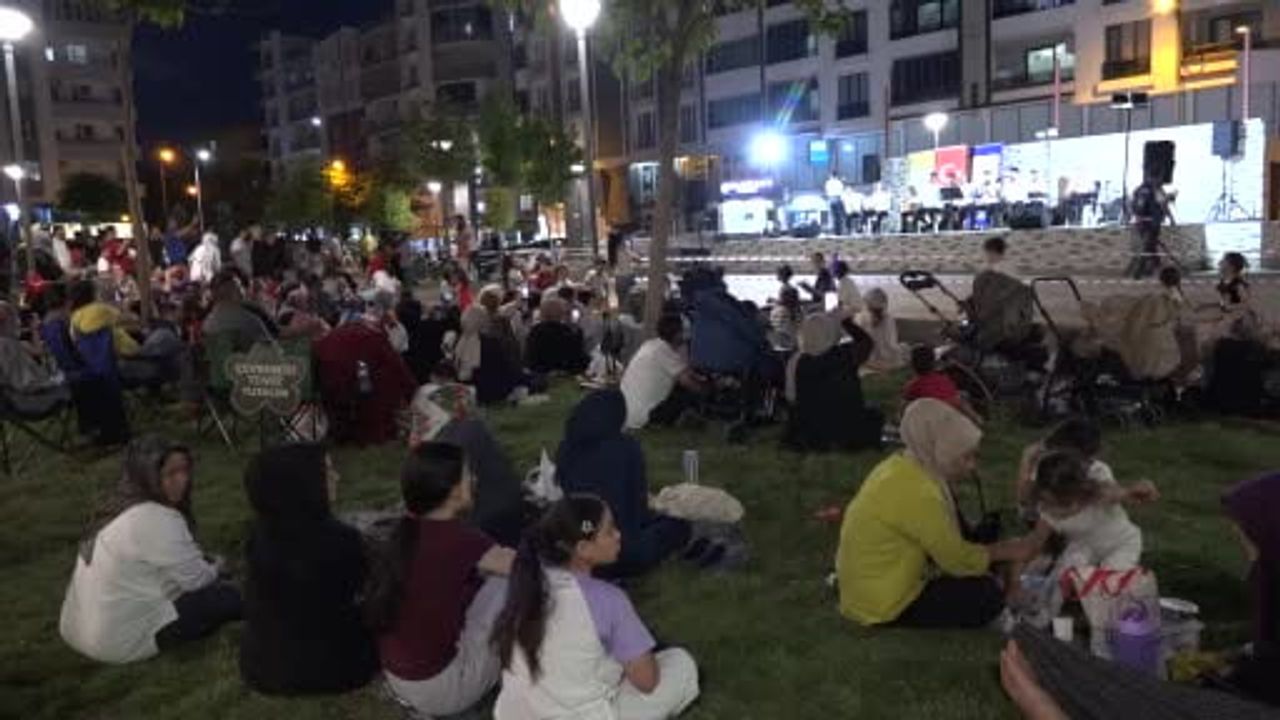 Siverek'te sıcak yaz akşamlarında sıra gecesi programı ilgi gördü