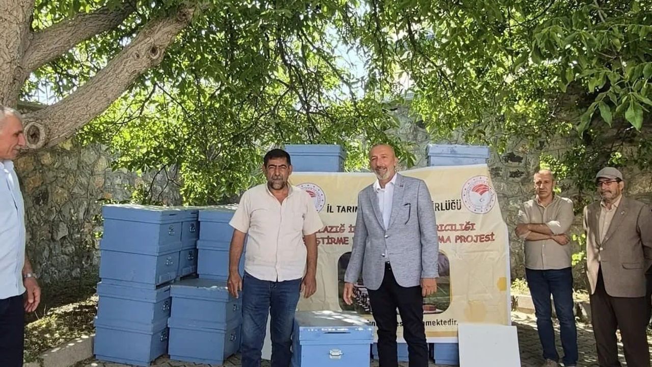 Sivrice’de arıcılara kovan desteği