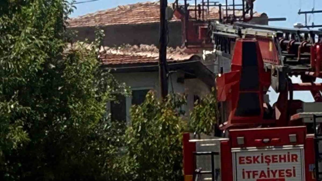 Sivrihisar'da Çocuğun Ateşle Oynaması Yangına Neden Oldu: Bir Kişi Hafif Yaralandı