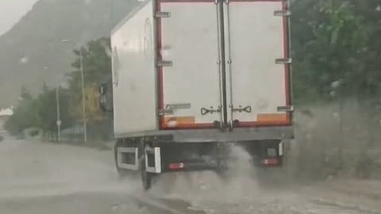 Sivrihisar'da öğle saatlerinden itibaren sağanak etkili oldu, sürücüler zorluk yaşadı