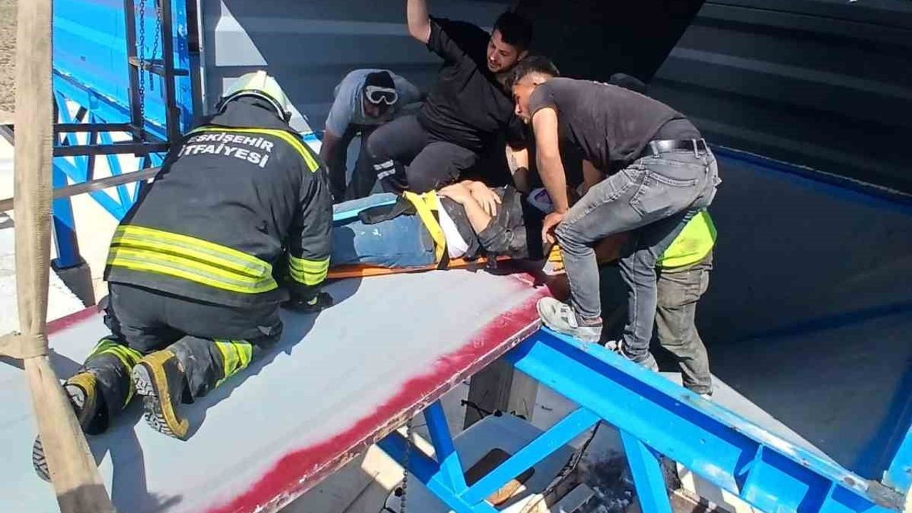 Sivrihisar’da taş kırma kuyusuna düşen 2 işçi itfaiye tarafından kurtarıldı