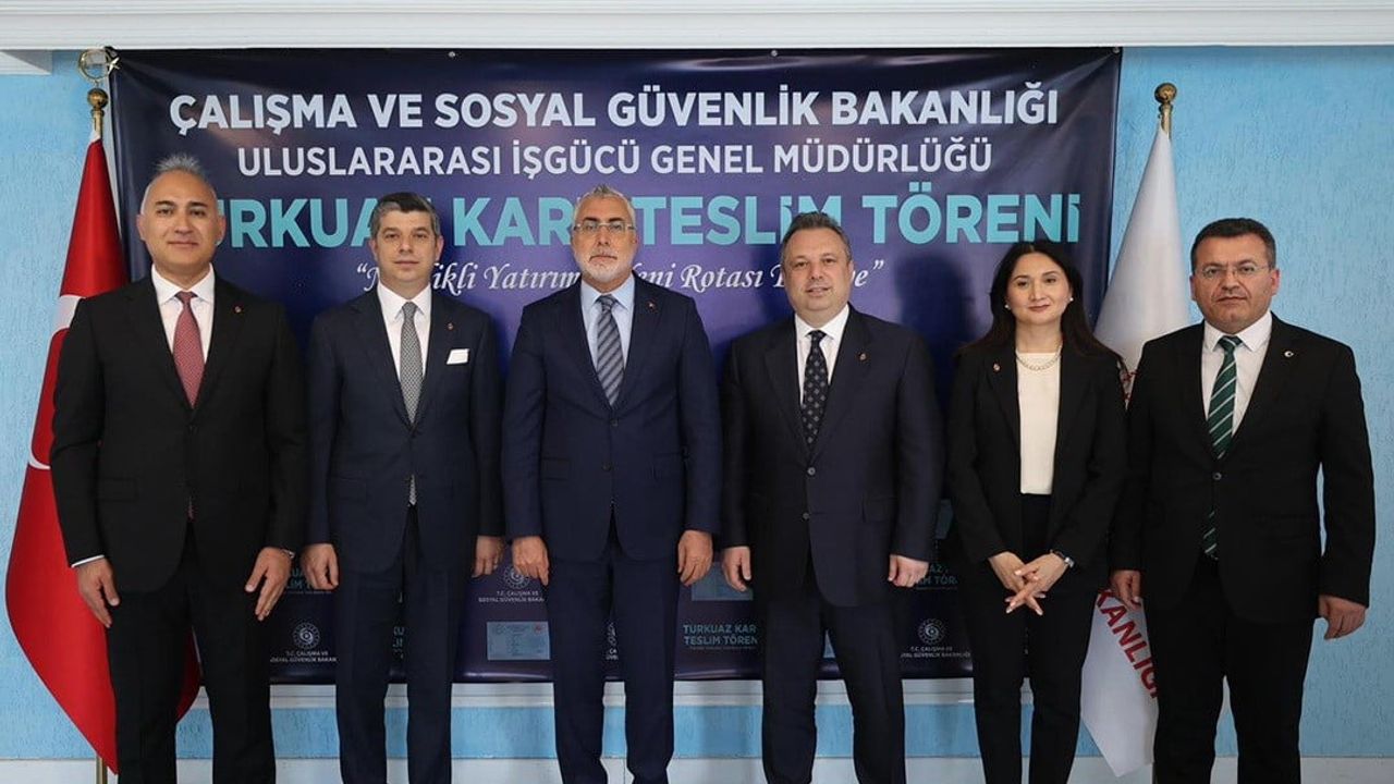 SOCAR Türkiye yöneticilerine Turkuaz Kart takdim edildi