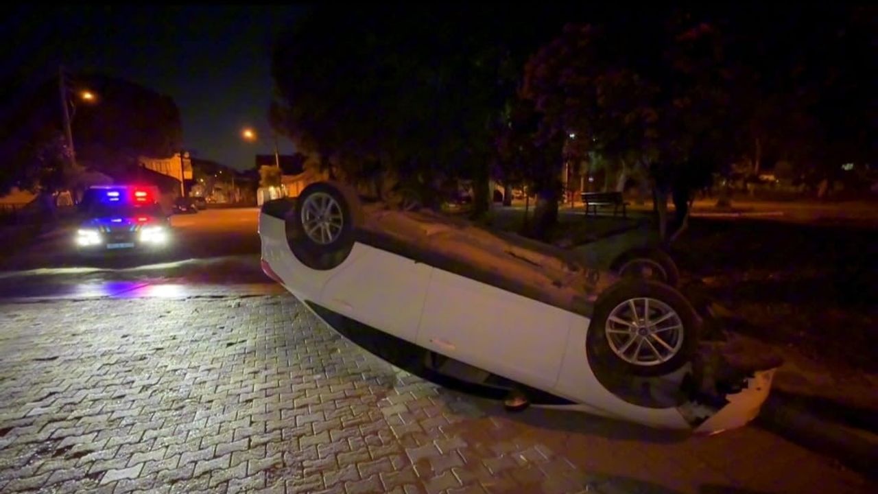 Söke'de kontrolden çıkan otomobil ters döndü