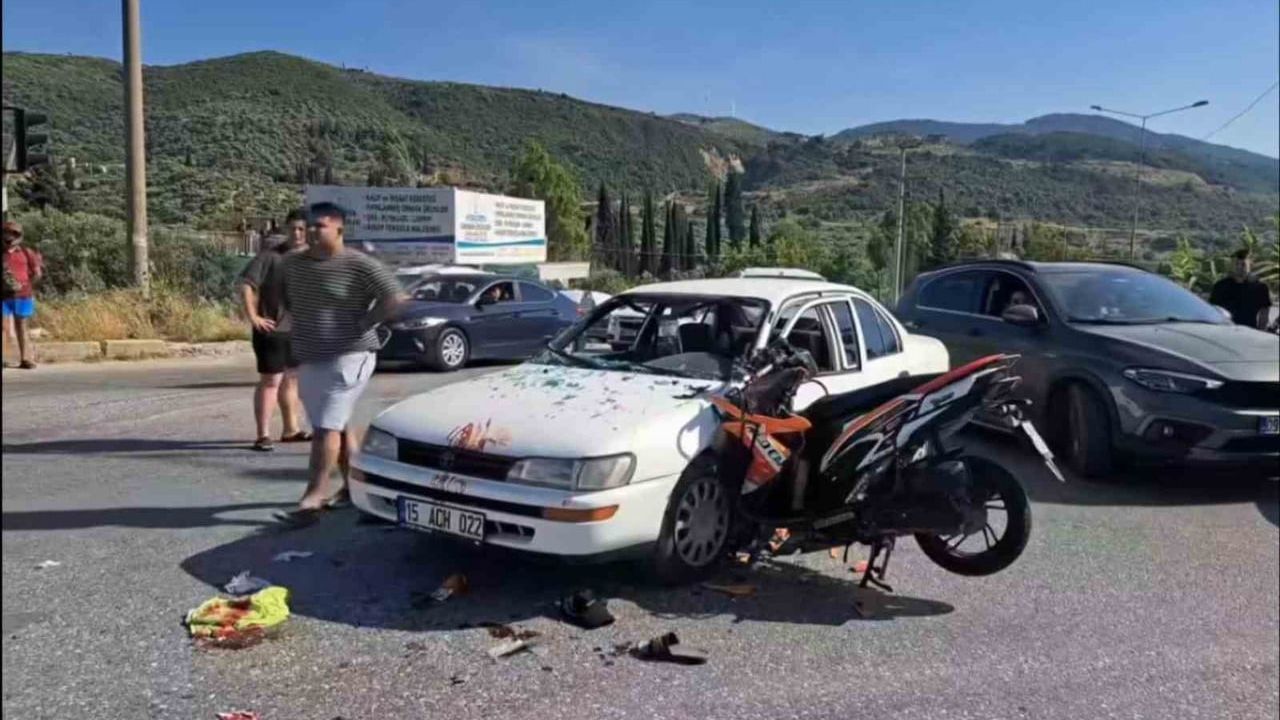 Söke'de üç araçlı kaza: motosiklet otomobile saplandı, 2 kişi yaralandı