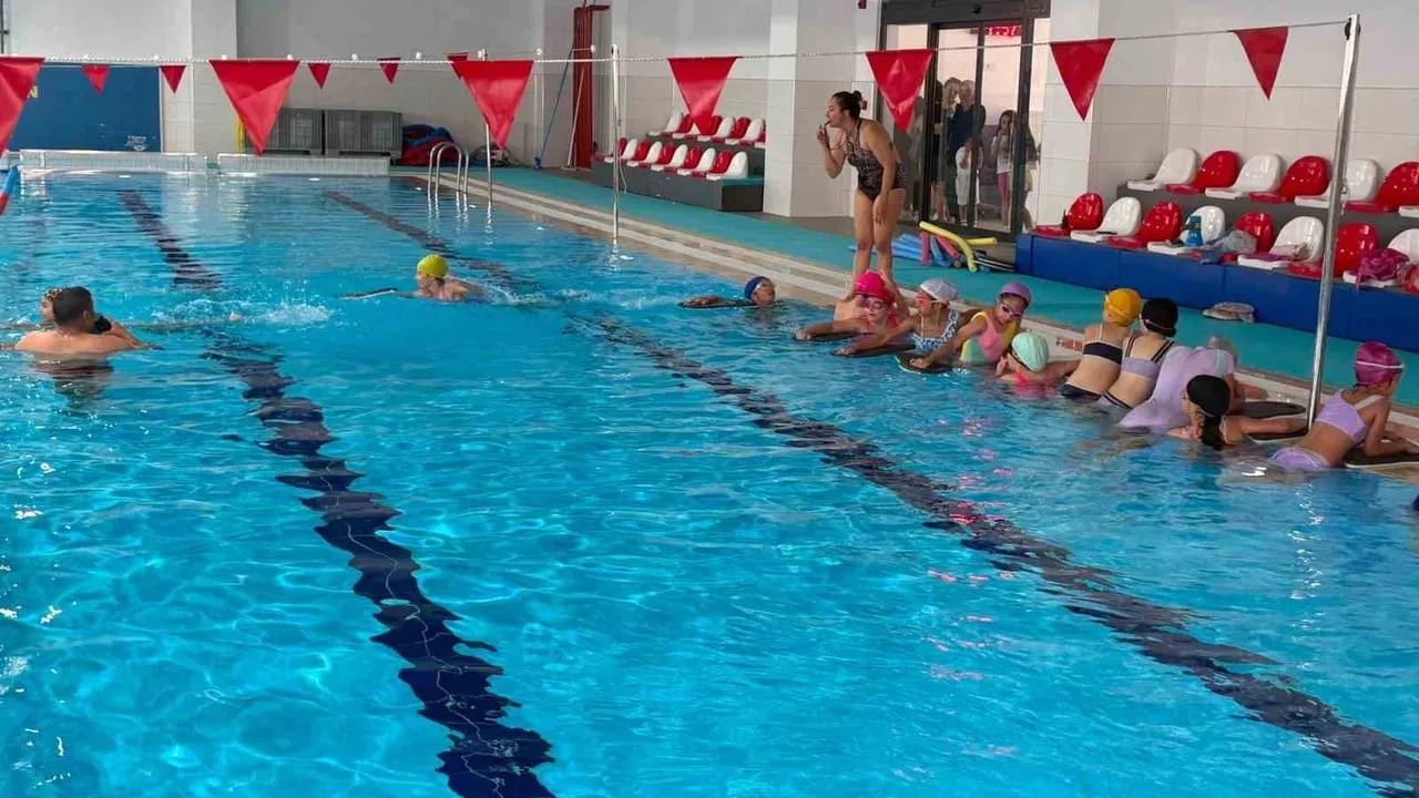 Söke yarı olimpik yüzme havuzu faaliyete girdi