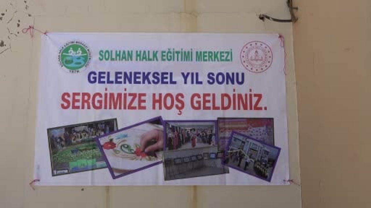 Solhan'da dezavantajlı kadınların el emeği ürünleri Halk Eğitim Merkezi yıl sonu sergisinde
