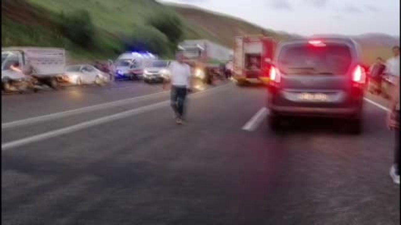 Solhan’da tır ile otomobil kafa kafaya çarpıştı: 3 yaralı