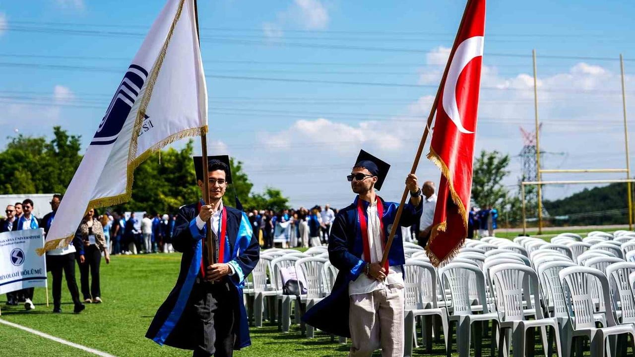 Stadyumu dolduran aileler çocuklarının mezuniyet heyecanına ortak oldu