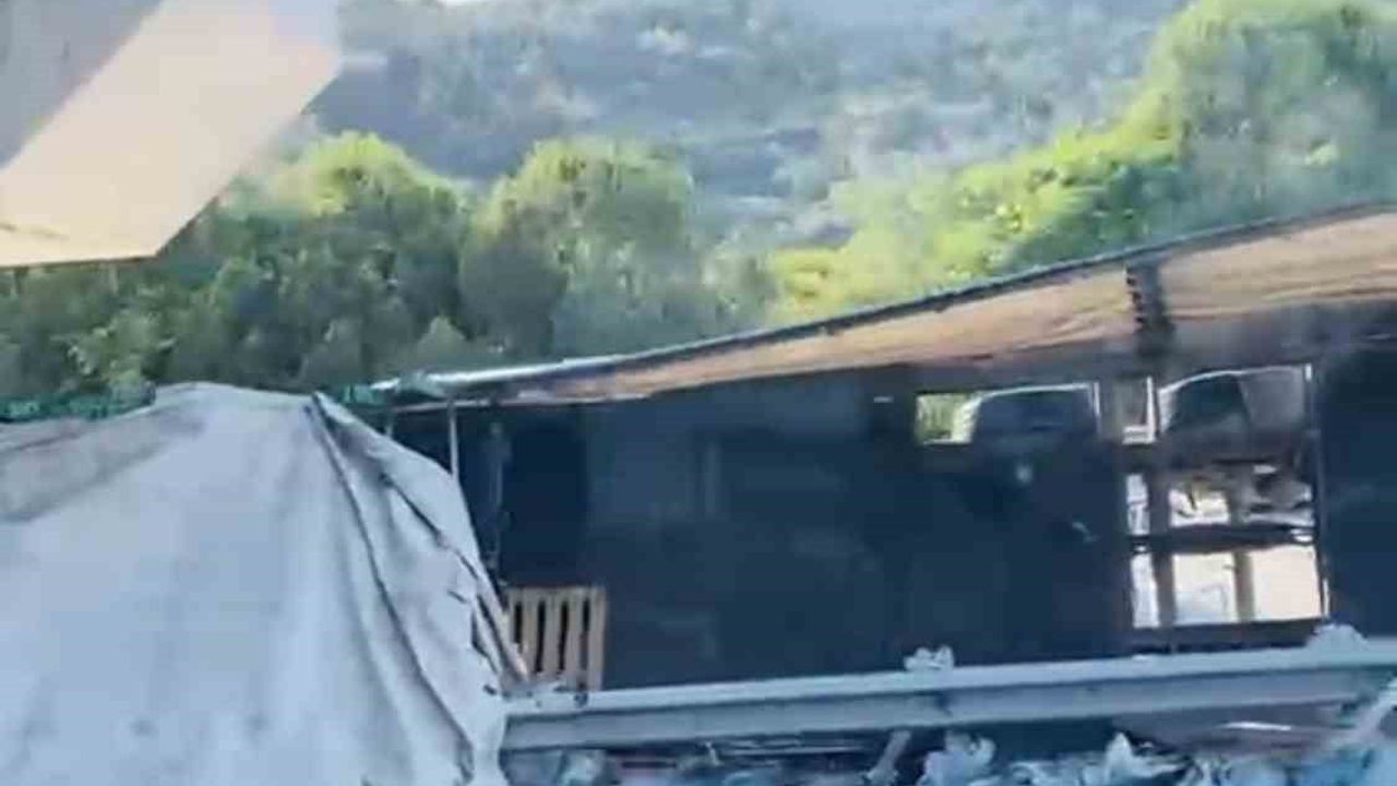 Su yüklü tır hızlı tren köprüsü ayağına çarptı: sürücü hayatını kaybetti