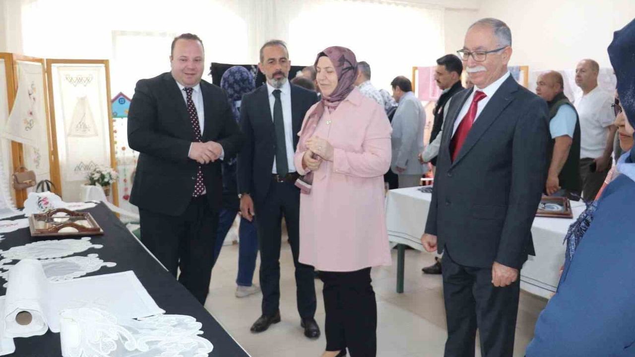 Şuhut Halk Eğitimi Merkezi’nin Yıl Sonu Sergisi Vatandaşlardan Yoğun İlgi Gördü
