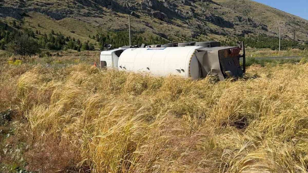 Şuhut'ta yol kenarına devrilen tankerin sürücüsü yaralandı