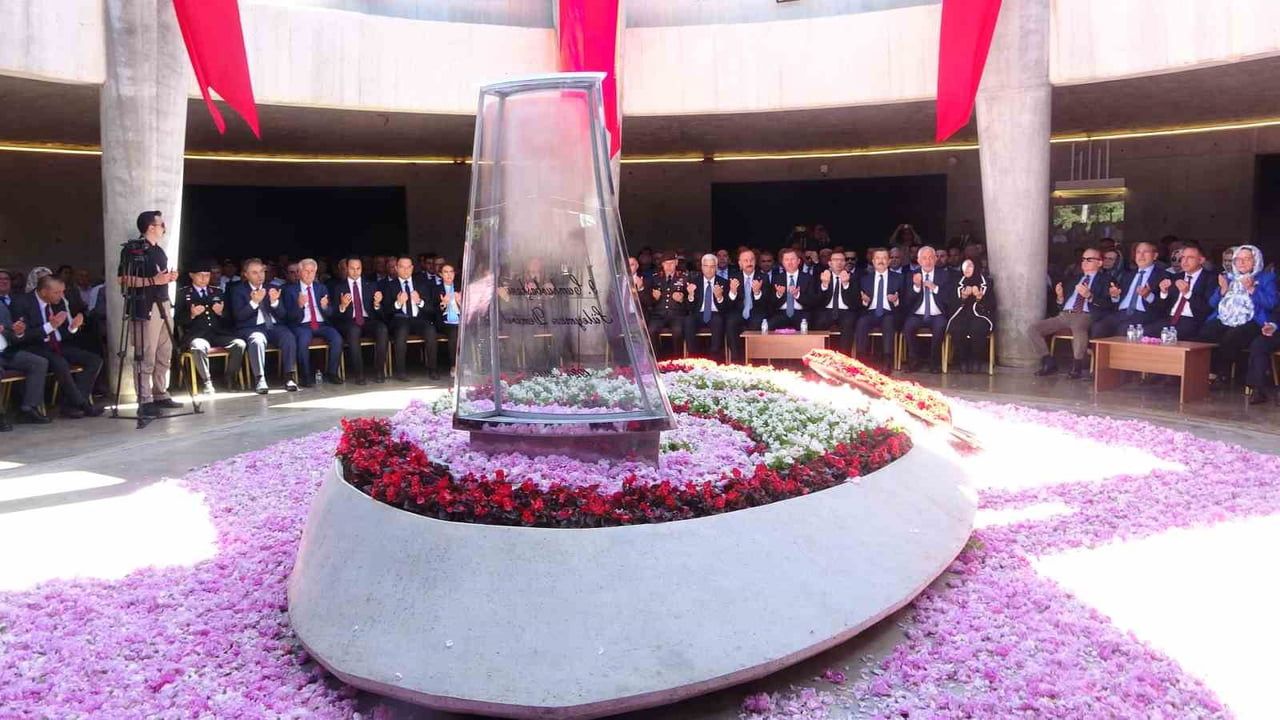 Süleyman Demirel'in 11'inci yılı anmasında katılımın düşük olduğu gözlendi