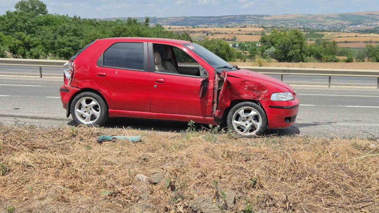 Süleymanpaşa'da minibüs ile otomobil çarpıştı, yaralanma yok