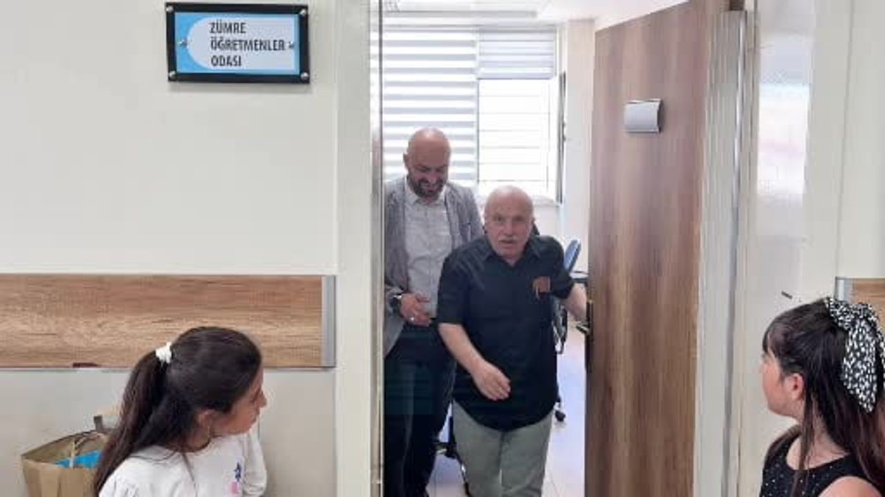 Sultanbeyli’de 37 yıllık öğretmene duygu dolu uğurlama