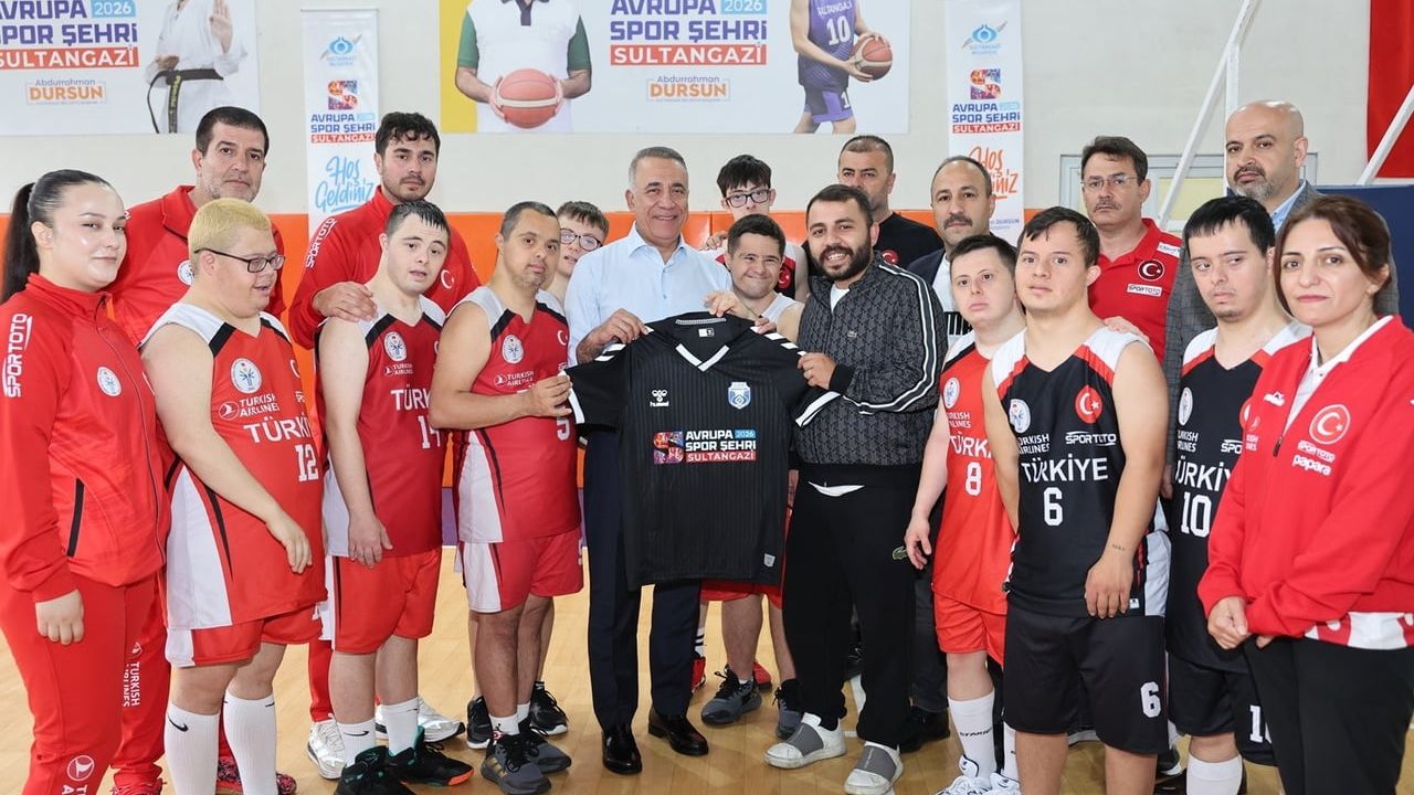 Sultangazi belediye başkanı Abdurrahman Dursun, Down Sendromlular Basketbol Milli Takımı ile buluştu