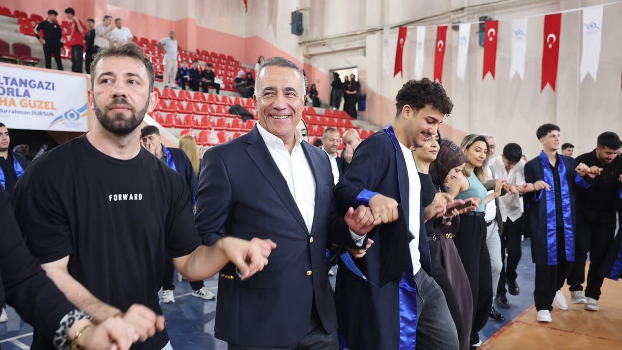 Sultangazi Belediyesi, Gazi Mesleki ve Teknik Anadolu Lisesi'nde Lise Mezuniyet Törenini Gerçekleştirdi