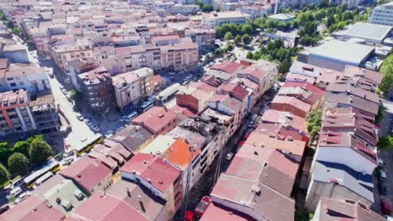 Sultangazi'de 4 katlı binanın çatısında yangın