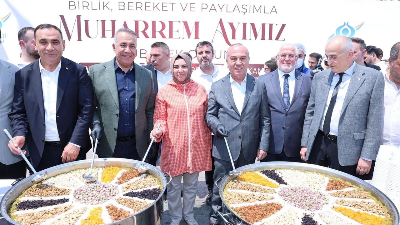 Sultangazi’de aşure bereketi paylaşıldı