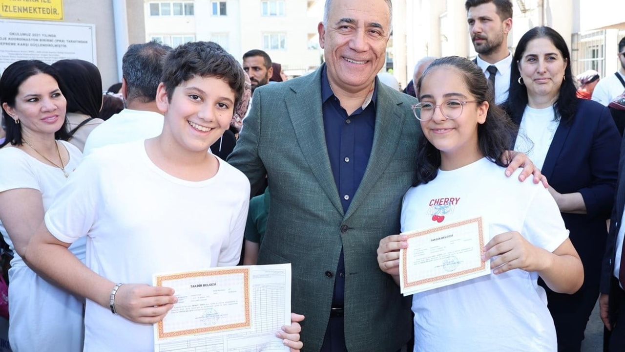 Sultangazi’de başkan Dursun öğrencilerin karne heyecanına ortak oldu