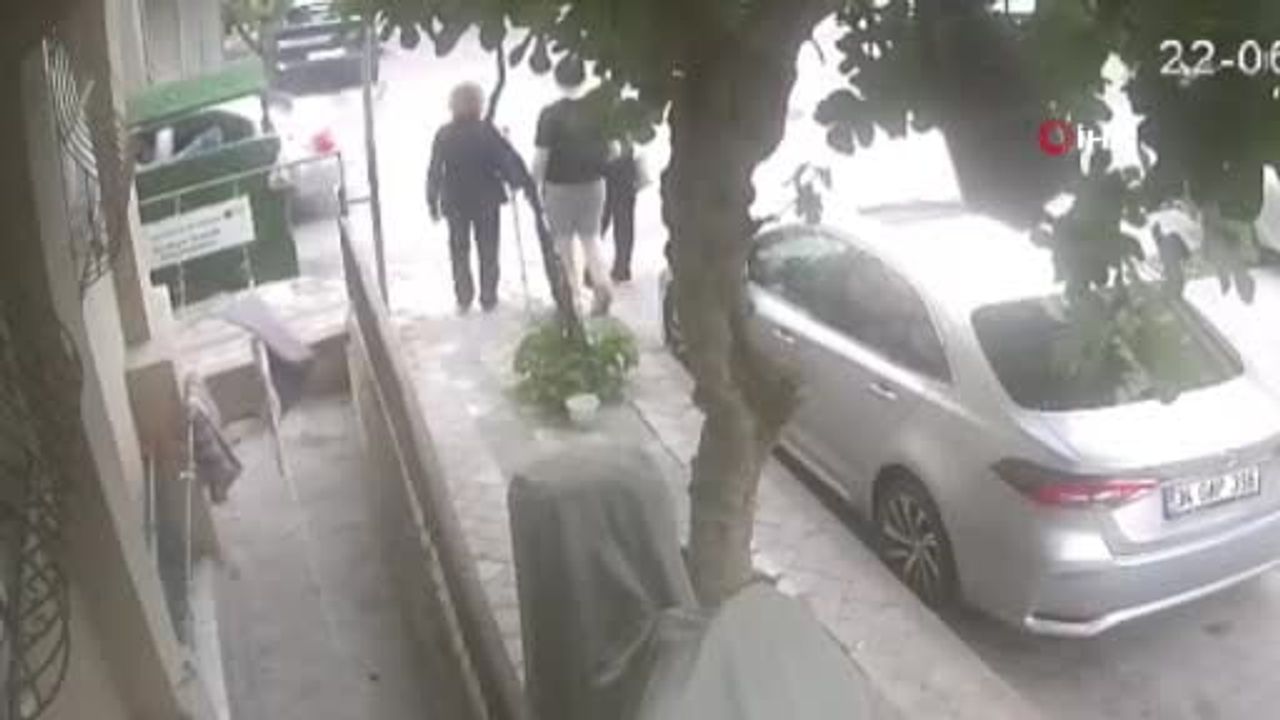 Sultangazi'de hurdacılar çöp konteynerini çalışma alanına çevirdi