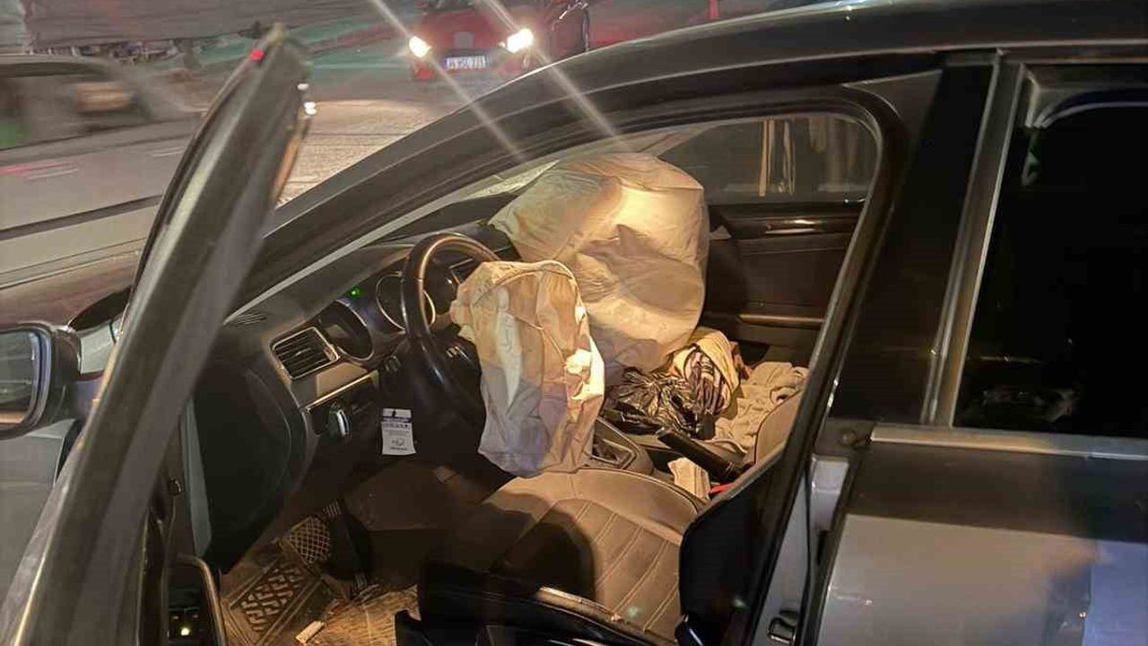 Sultangazi'de iki ayrı trafik kazası: Kırmızı ışık iddiası ve servis aracının çarpması — 3 yaralı