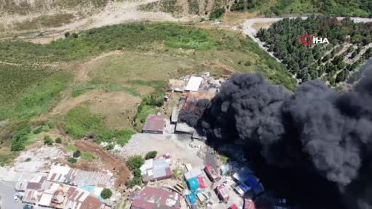 Sultangazi'de metruk binada başlayan yangın ormanlık alana sıçradı
