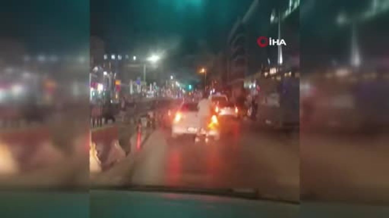 Sultangazi'de otomobilin arkasına tutunan patenli genç trafikte tehlike oluşturdu