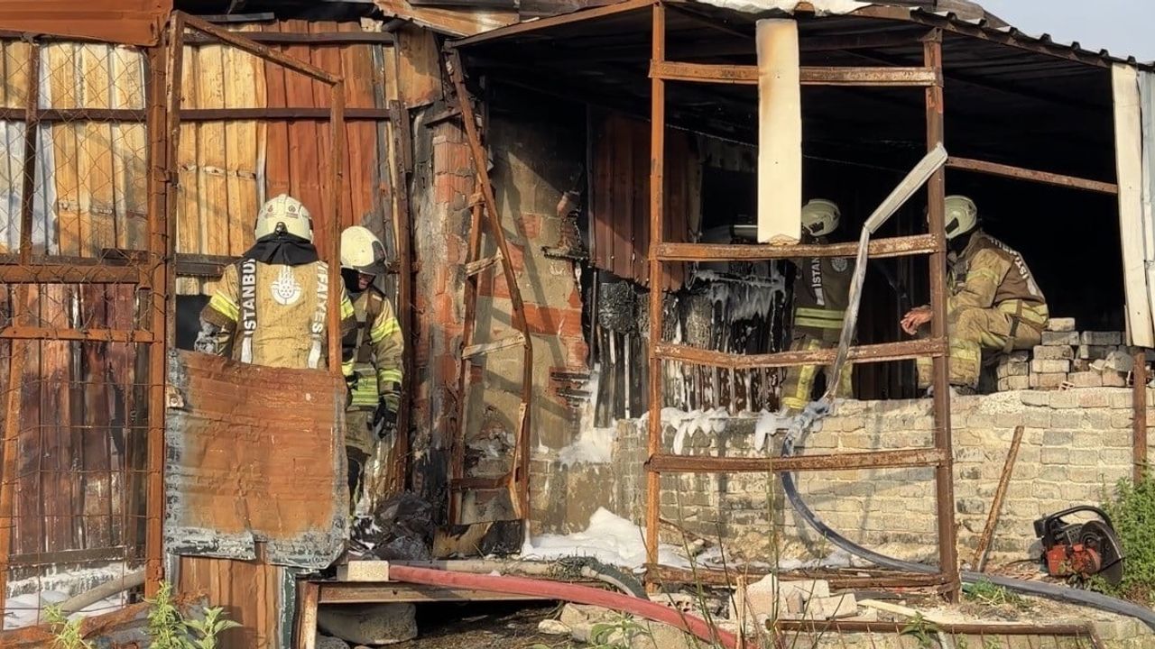 Sultangazi’de Plastik Eşya Deposu Yangını Kontrol Altına Alındı