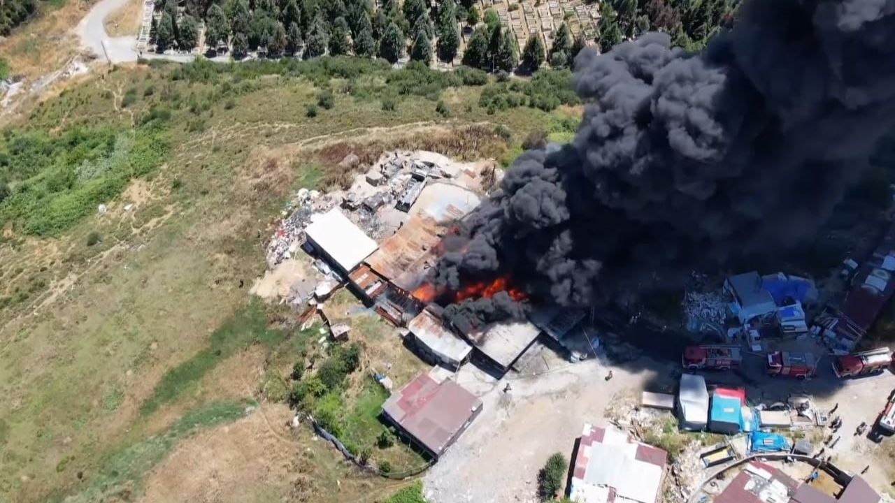 Sultangazi’de yanan plastik depo yeniden alevlendi, yangın ormana sıçradı