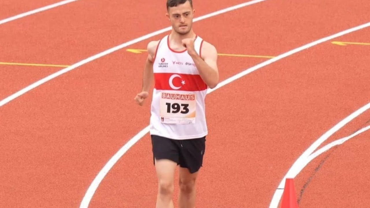 Sultangazili milli sporcu Mahmut Duhan Kutsal rekorla dünya şampiyonu oldu