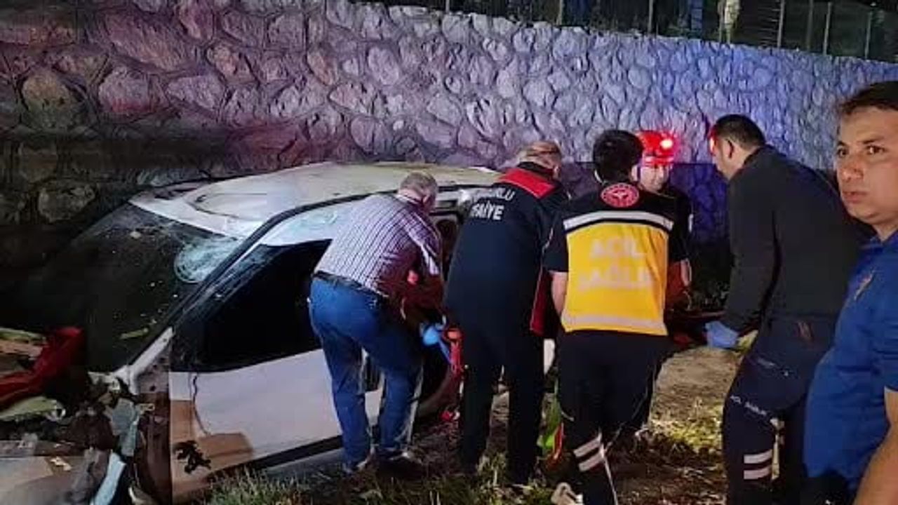 Sungurlu'da hafif ticari araç istinat duvarından düştü: 2 yaralı