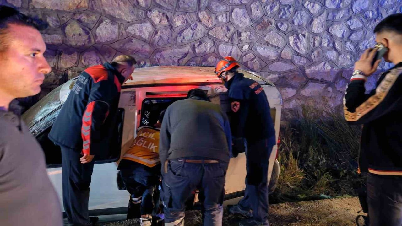 Sungurlu'da hafif ticari araç istinat duvarından yan yola düştü: 2 yaralı