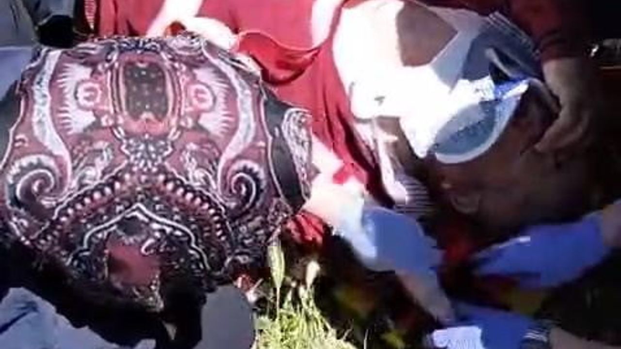 Suşehri'de Kontrolden Çıkan Traktör Devrildi: Sürücü Ağır Yaralı