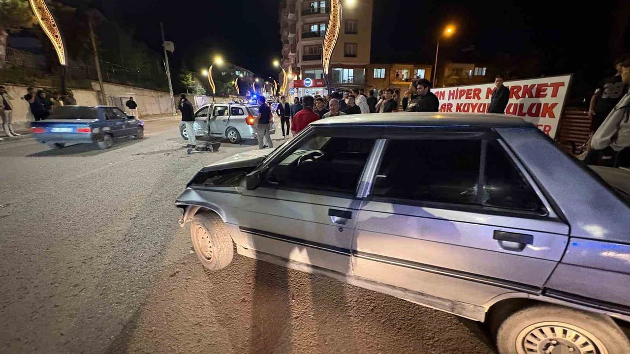 Suşehri'de zincirleme trafik kazasında 5 kişi yaralandı